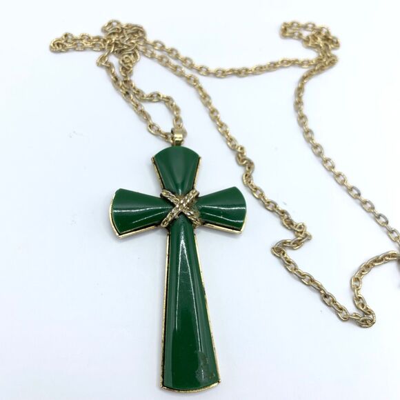 Avon Women Necklace Gold Tone Green Lucite Juliet Cross Pendant Link Chain 13 in - Picture 3 of 6